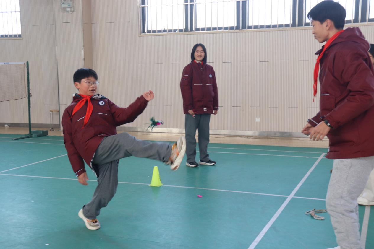 羽毽纷飞，青春跃动——六小型运动会之盘踢毽子 _html_m25553b51.jpg