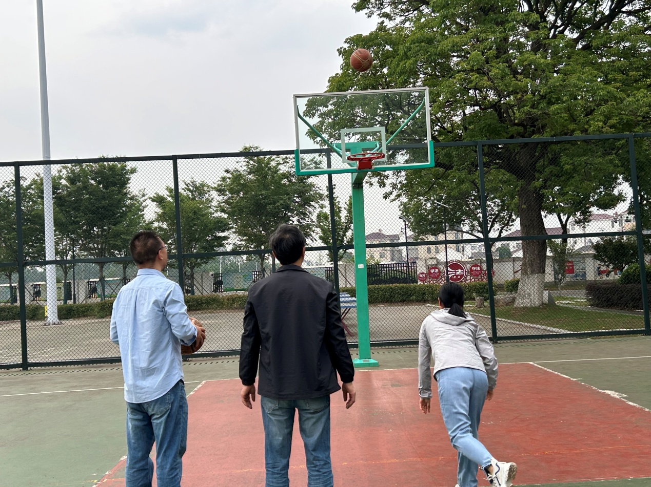 教师定点投篮文体活动新闻_html_m213edfc4.jpg