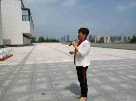 【二稿】七一党员外出学习师德馆新闻_html_7bf0967a.jpg