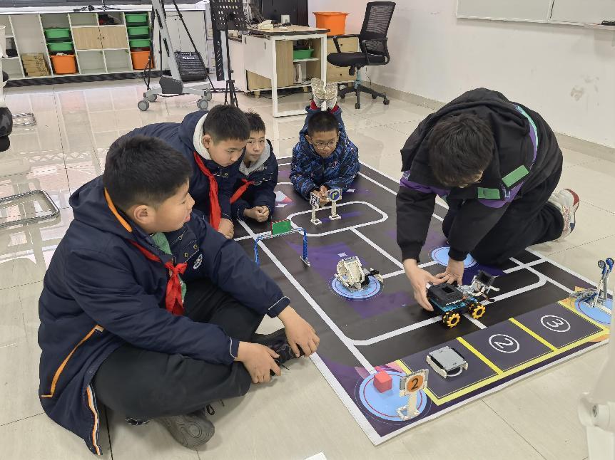 竞技激情，智慧成长——记学生参与信息素养提升实践活动项目现场赛(1)_html_m777efcd3.jpg