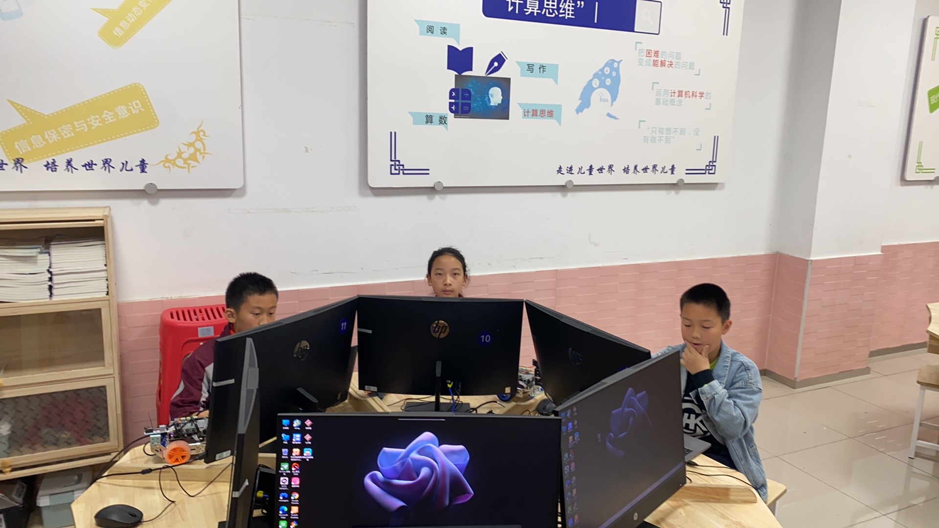 竞技激情，智慧成长——记学生参与信息素养提升实践活动项目现场赛(1)_html_m66d10f49.jpg