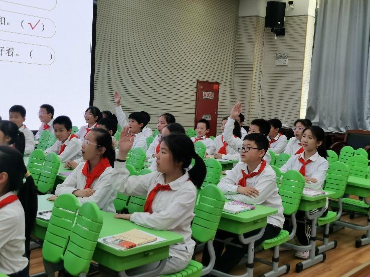 【已改】读经典文本，听思维花开——记金陵小学语文教研组“快乐读书吧”课例研讨活动(1)_html_46a388ce.jpg