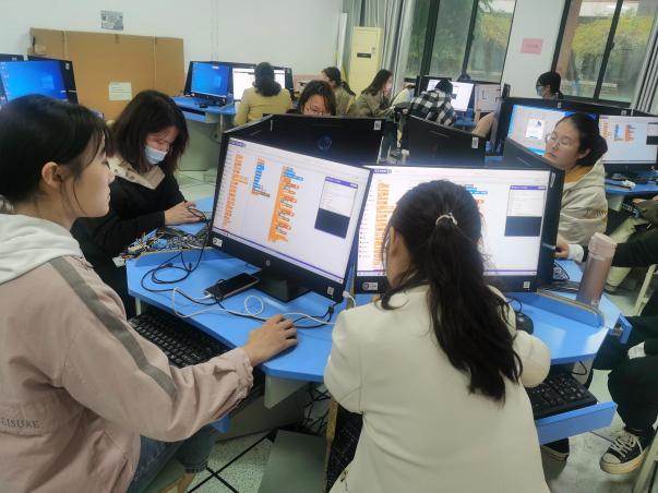 2021栖霞区中小学信息技术教师全员培训_html_62ebe105.jpg