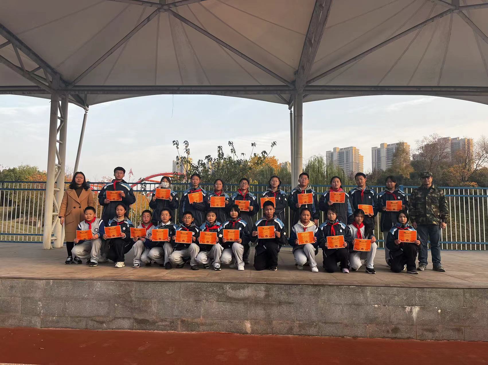 与获奖学生合影2.jpg