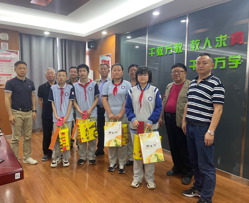 【尚真华电】节日送祝福，关爱暖童心——华电中学联合栖霞区关工委开展“六一”慰问活动_html_m79a77667.png