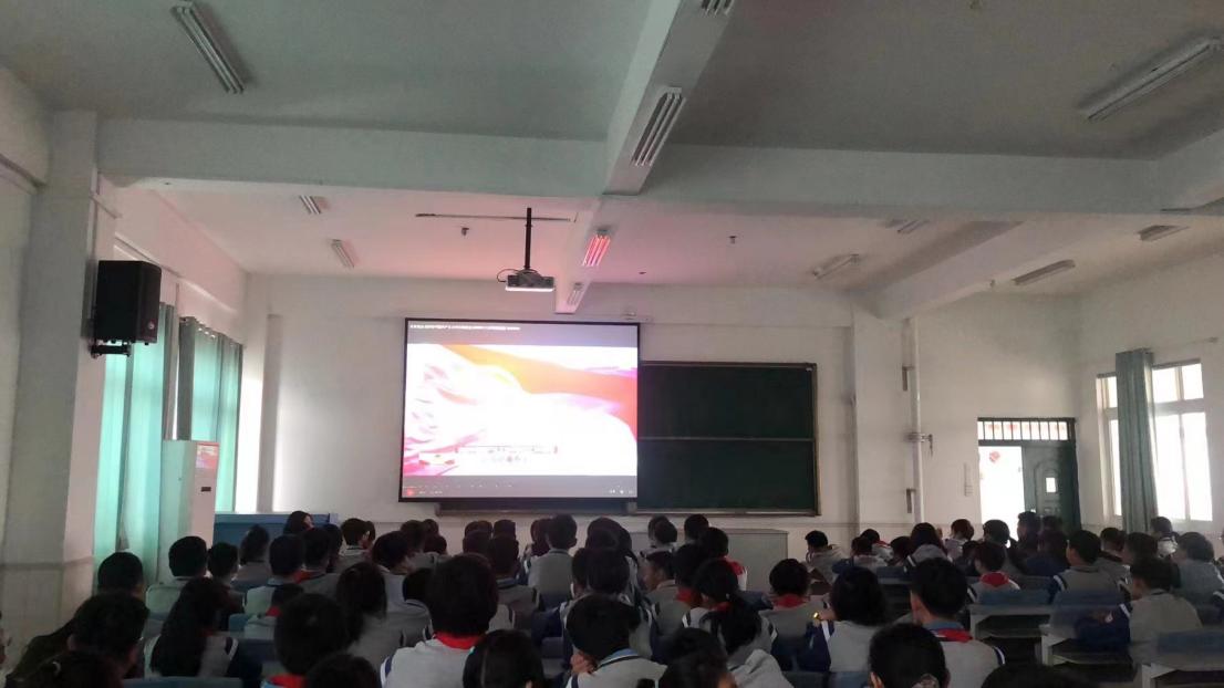宪法宣传进校园，普法教育伴成长——华电中学开展“宪法宣传周”系列活动_html_m52a561b1.jpg