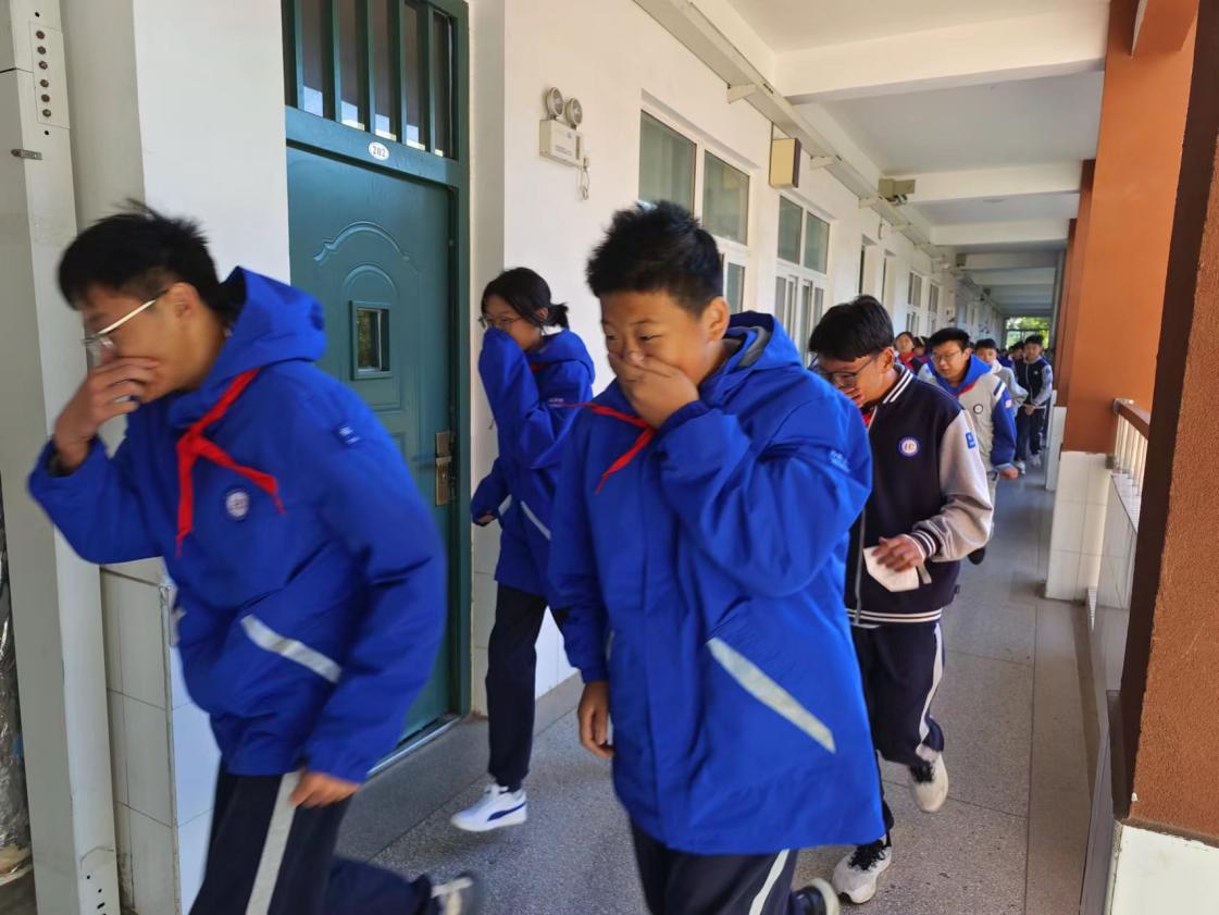 消防演练新闻稿_html_42b3f47f.jpg