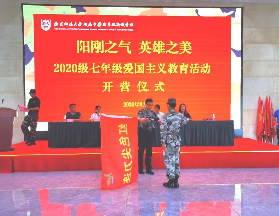 军训1_html_116eca13.jpg