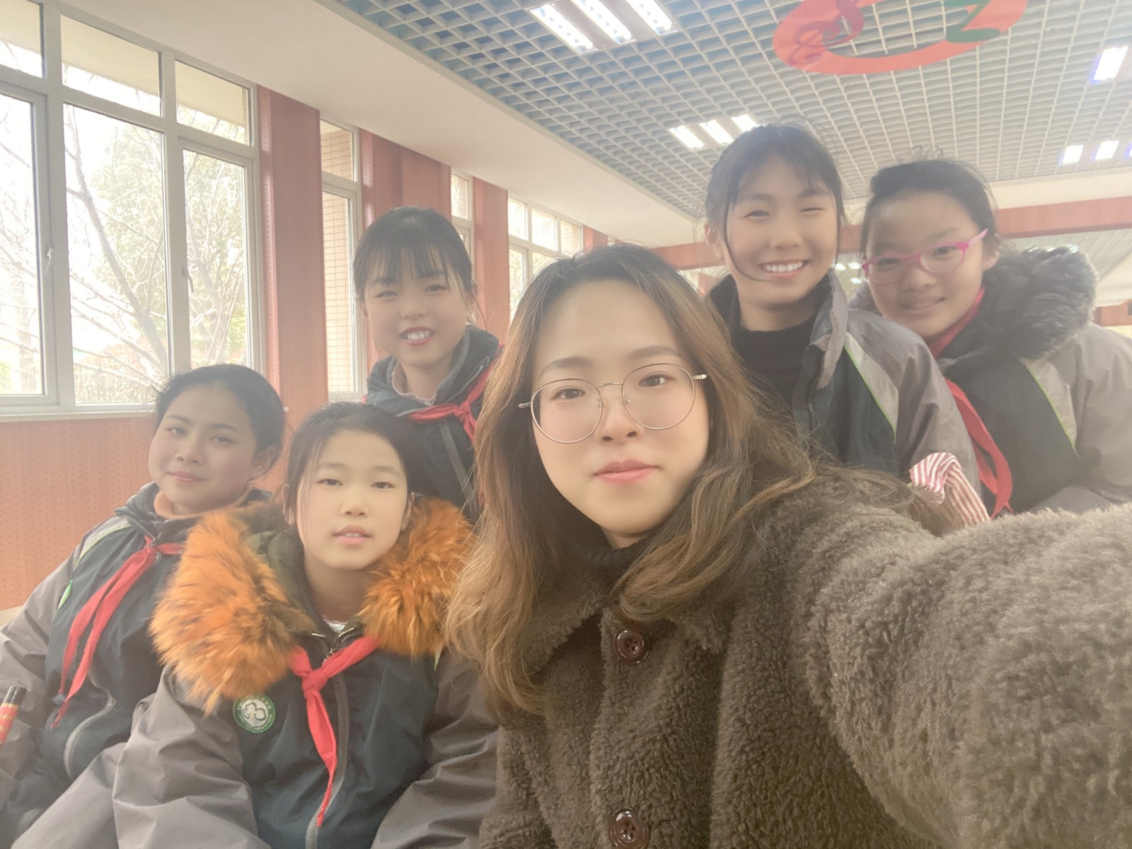 【花港一小】标题已经装不下这一份份爱 ——花港一小“三八妇女节”主题活动