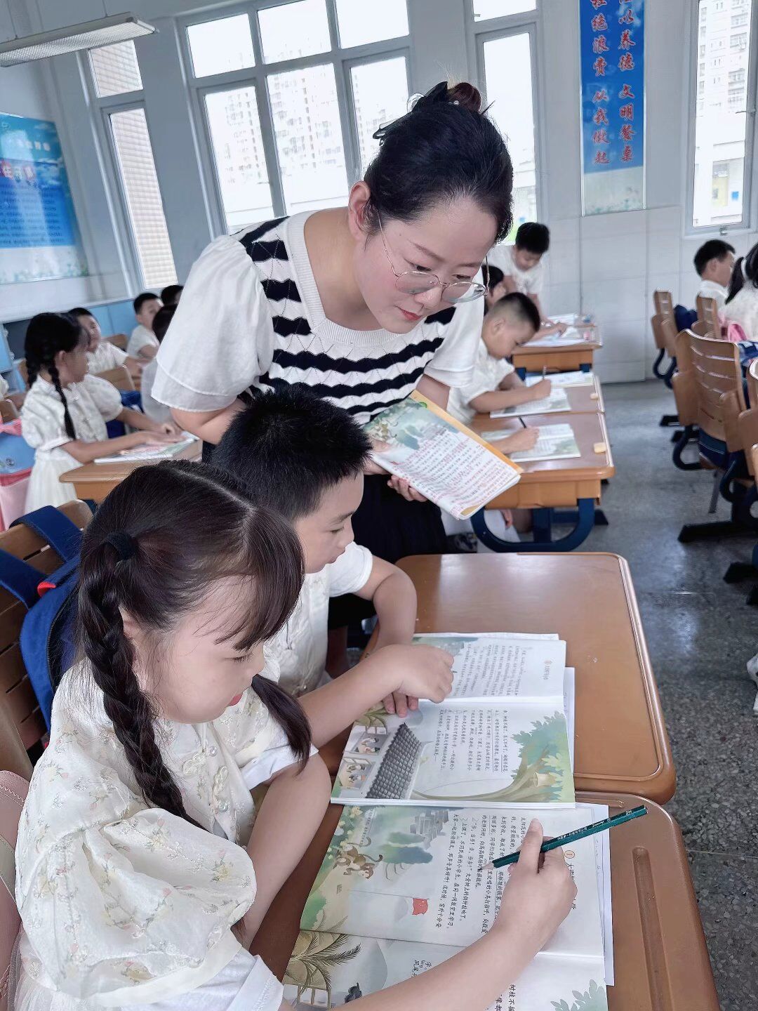 【花港一小】开学推门听课 助推常规落实（七十四）