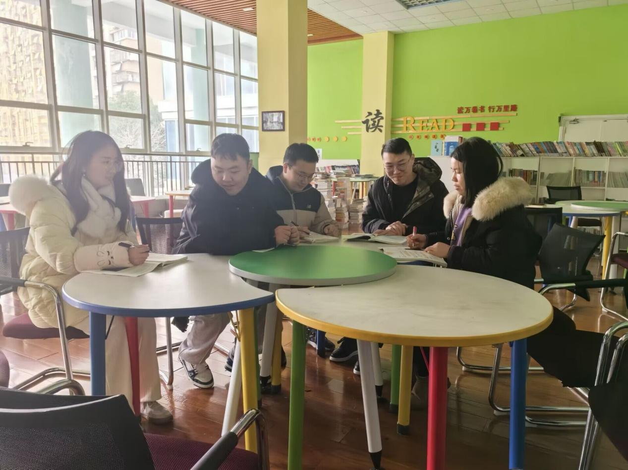 凝聚集体智慧  打造理想课堂（一百四十二）花港一小集体备课活动_html_4bc34b83.jpg