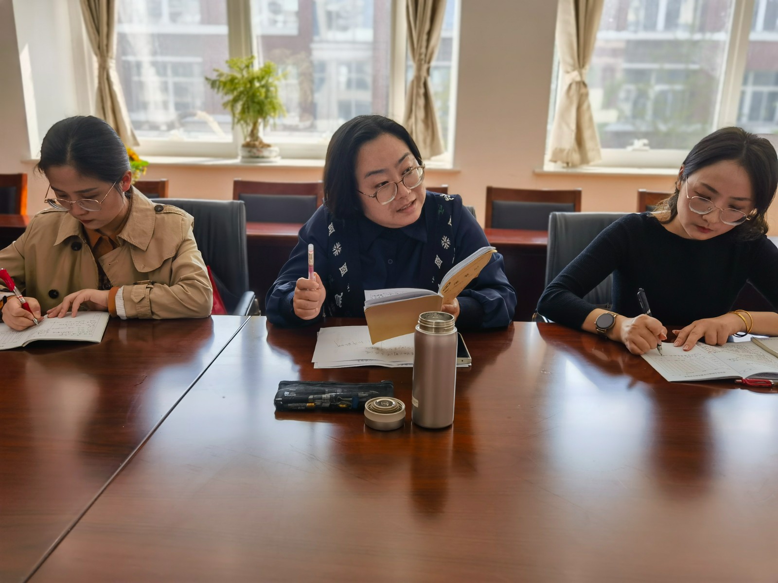 【花港一小】专家引领明方向  倾情指导促成长 ——记栖霞区语文教研员陈瑶老师到校指导