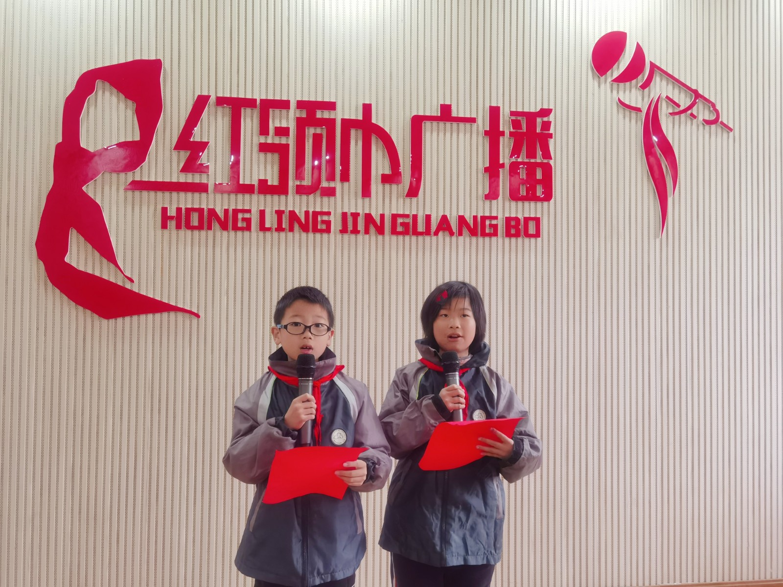 【花港一小】感恩，用行动说话——花港一小第十三周主题升旗仪式