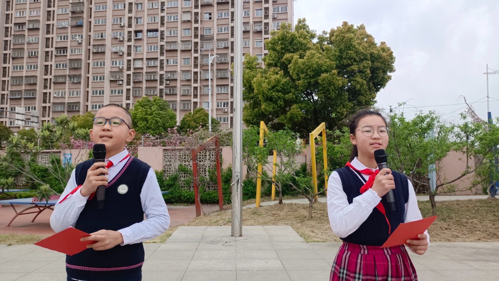 【花港一小】清明时节忆英烈 红色基因代代传——花港一小第九周升旗仪式