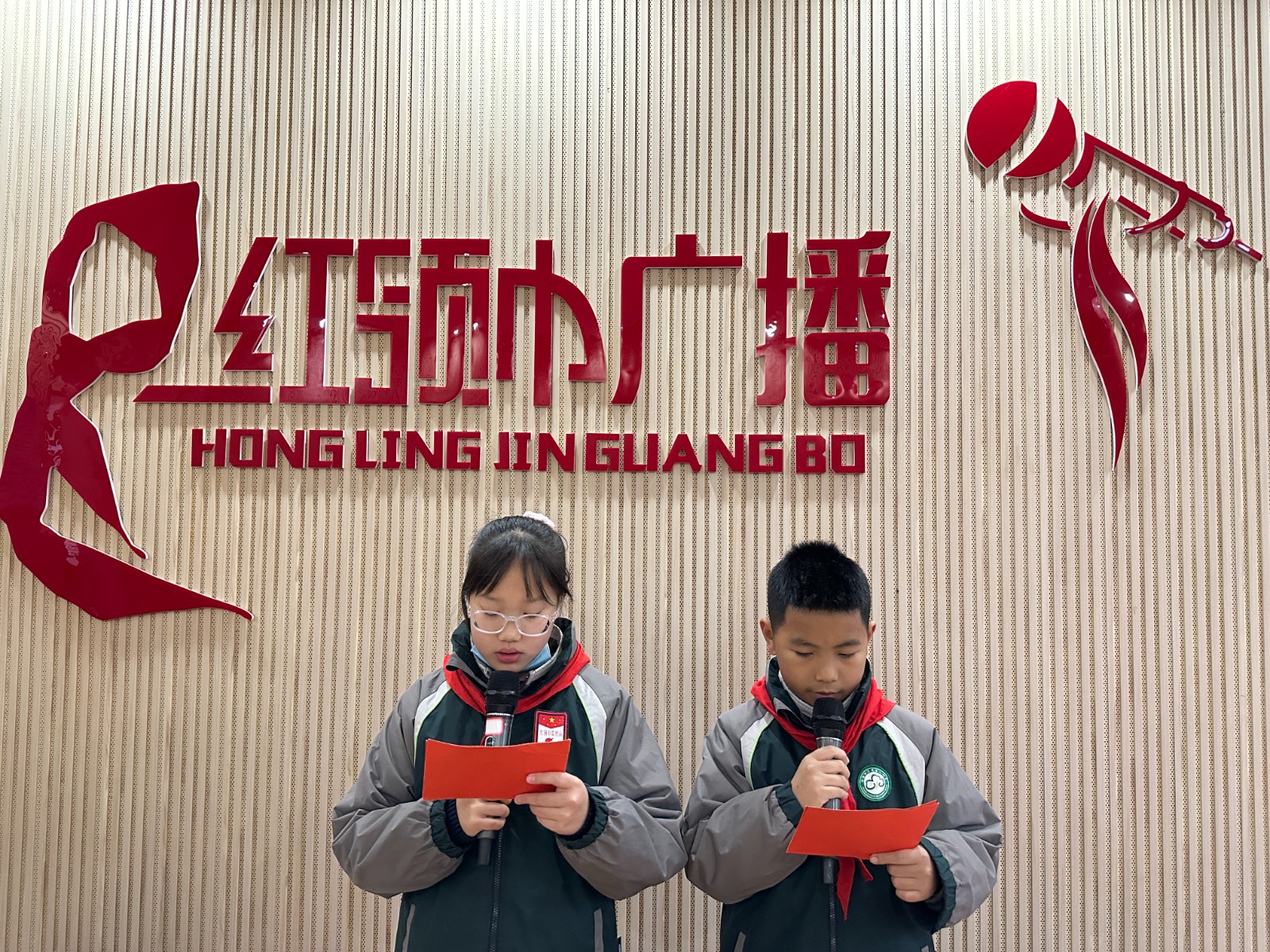 【花港一小】踏着烈士的足迹前行 花港第一小学第十五周升旗仪式