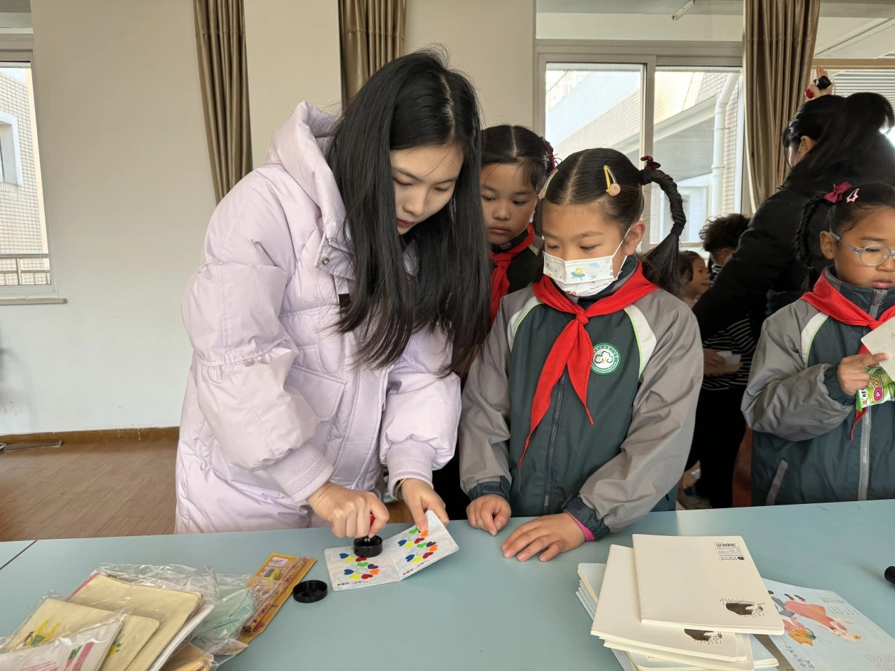 【花港一小】七彩少年 朵朵绽放 ——“七色花券”学生评价系列活动 12月兑换活动
