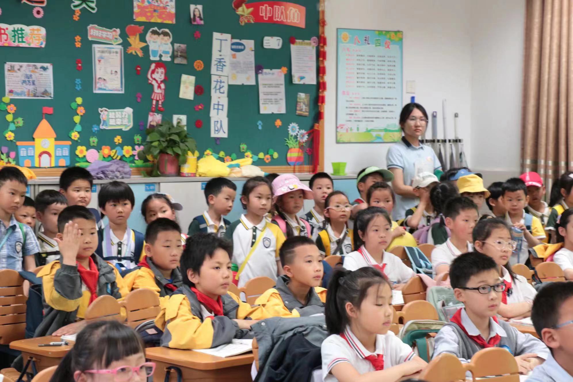 小学生课堂.jpg