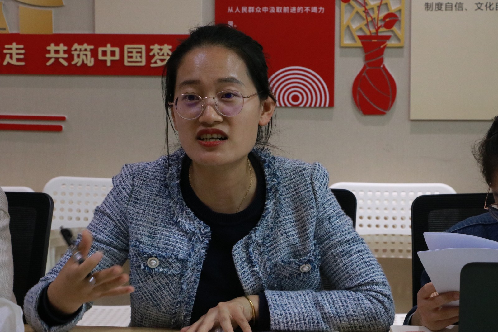 杨娟老师介绍课题.JPG