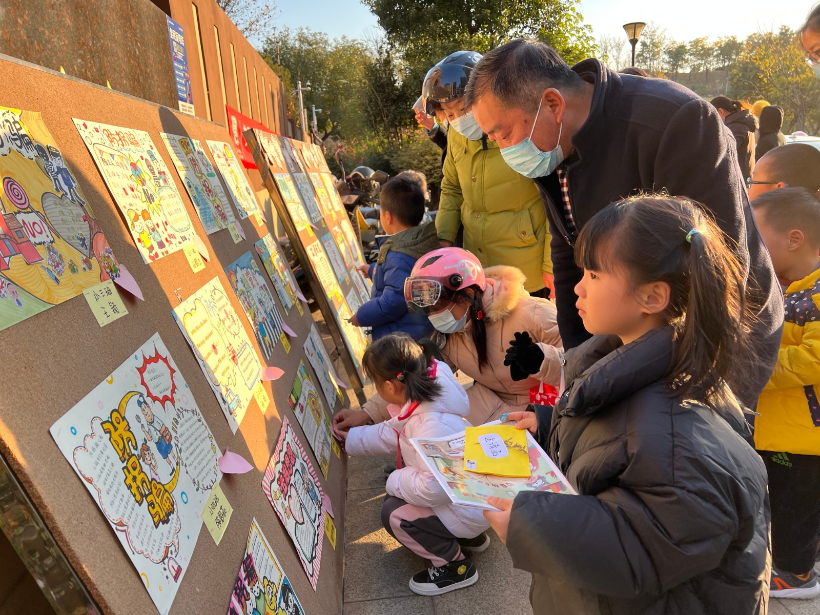 教师法治小报宣传展亲子观赏投票+尧辰园.jpg