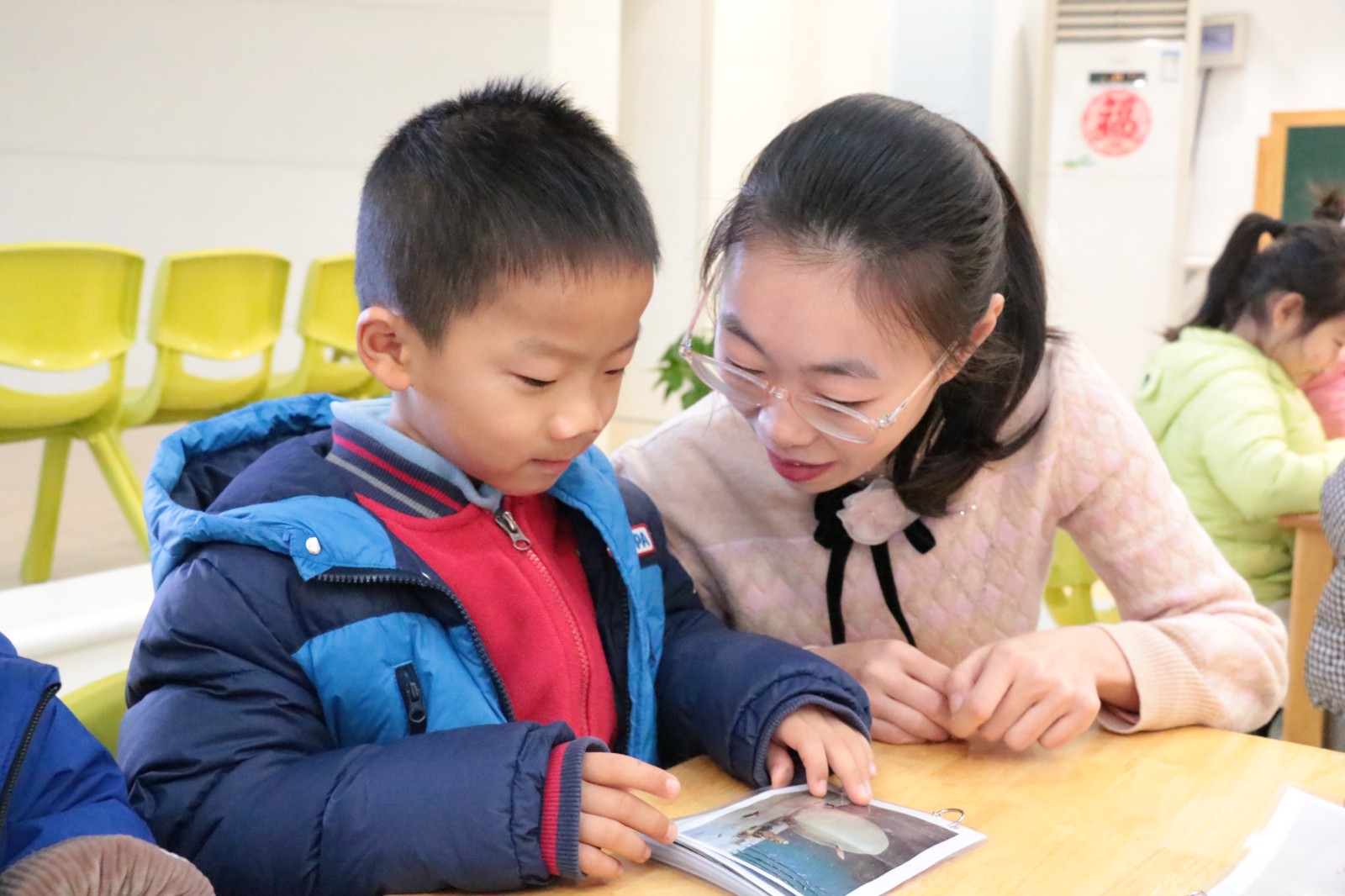 张老师与幼儿交流.JPG