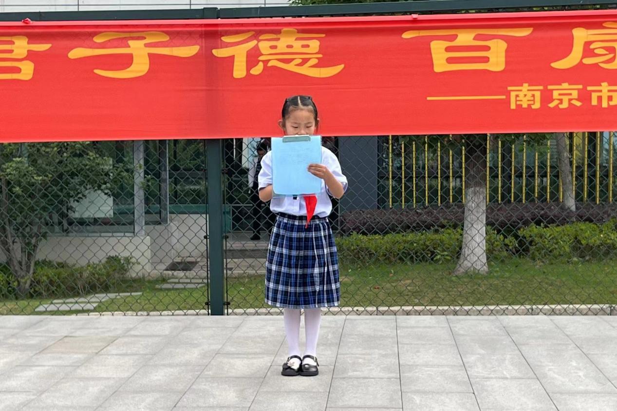 6.1建队仪式报道(1)_html_m132ae5a6.jpg