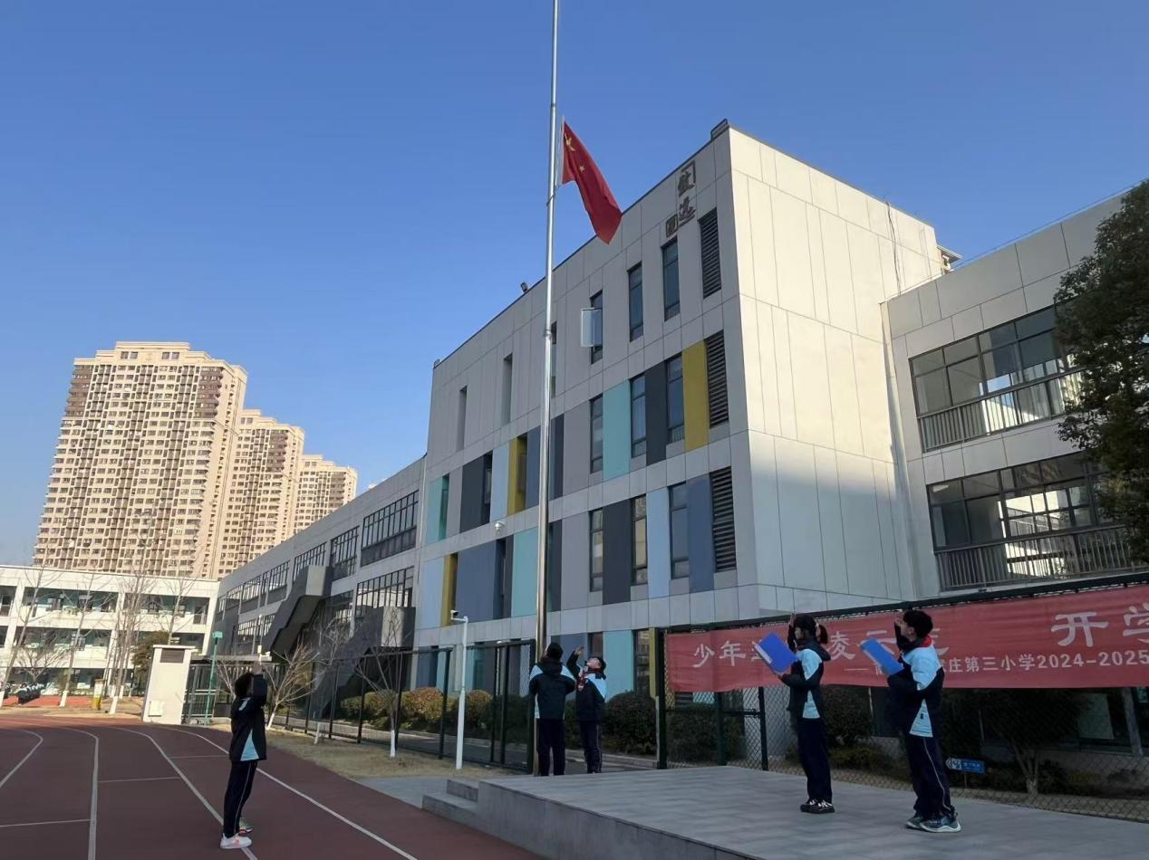 第十八周升旗仪式报道稿(1)_html_223d5449.jpg