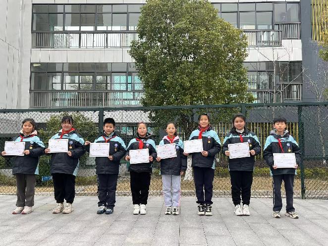 学雷锋精神，做优秀少年——丁家庄第三小学第三周主题升旗仪式侧记_html_5f2153a7.jpg