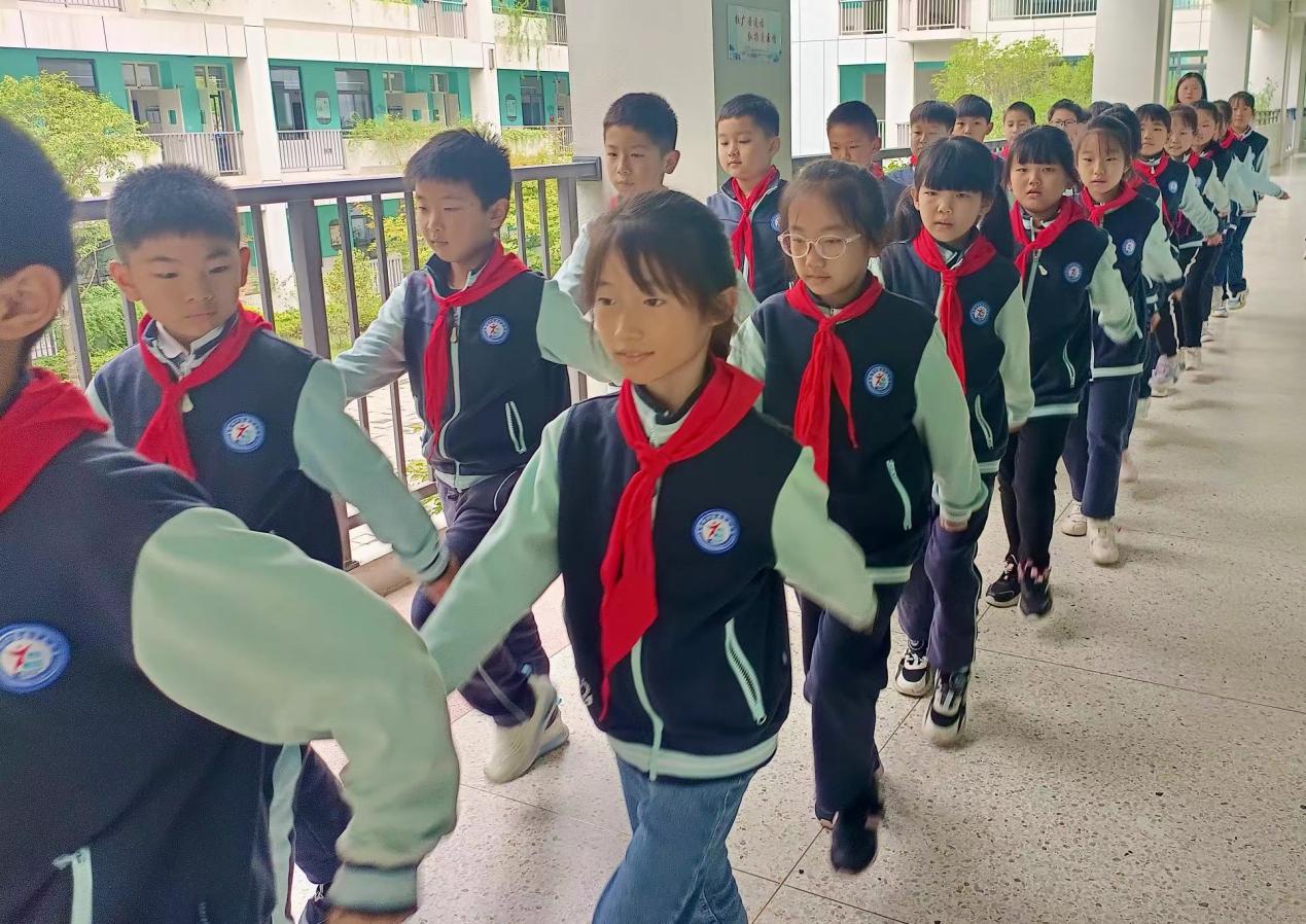 好习惯伴我成长——“队形队列比赛”训练进行时_html_m67d1c72a.jpg