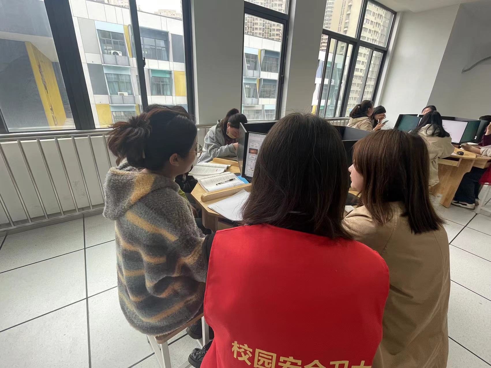 【正学丁三·教学】“聚”集体智慧 “备”精彩课堂——南京市丁家庄第三小学语文组集体备课活动侧记_html_6f4705e4.jpg