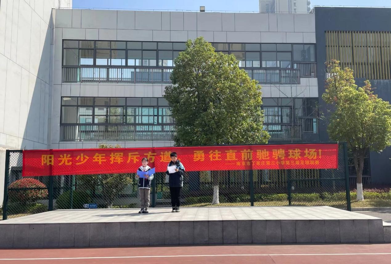 五5班升旗报道_html_6f7aac8f.jpg