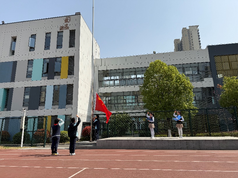 升旗仪式报道(2)_html_m2e1e89a3.jpg