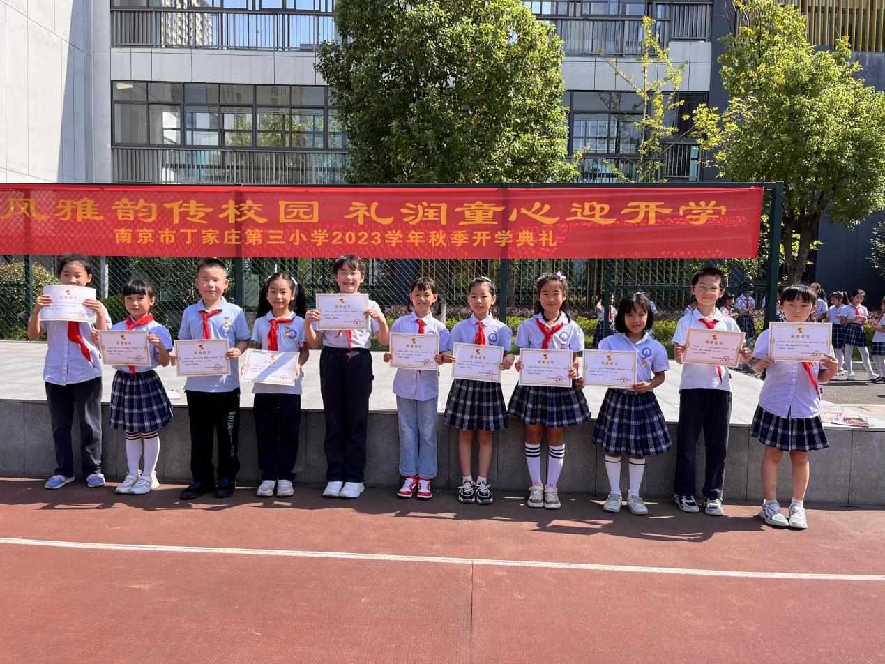 第三周升旗仪式报道稿_html_634e283c.jpg