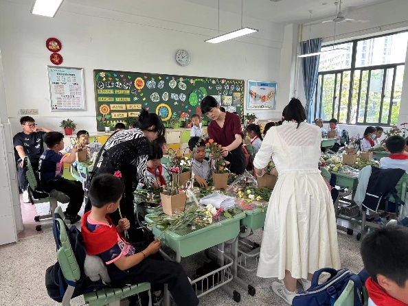 【正学丁三·德育】感受花之魅力，细品如花童年 (1)(1)_html_m16185f81.jpg