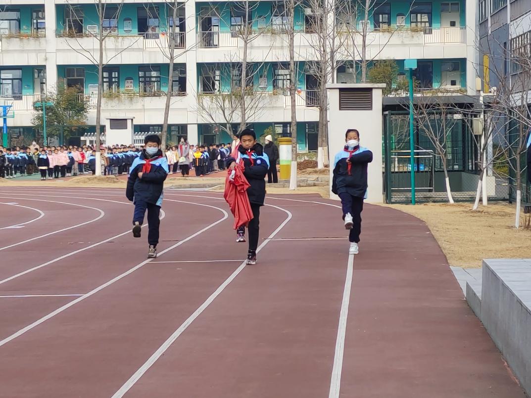 【正学丁三·德育】“迎新年 树新风 促和谐”——丁家庄第三小学第十八周升旗仪式_html_m5f813599.jpg