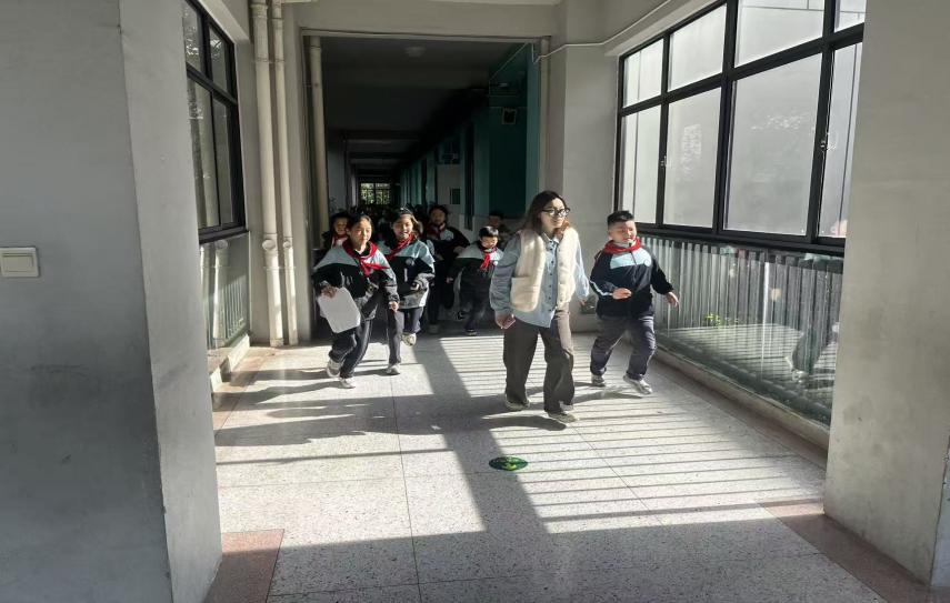 【正学丁三&middot;后勤】消防演练进校园 安全意识入人心_html_m71c583aa.jpg