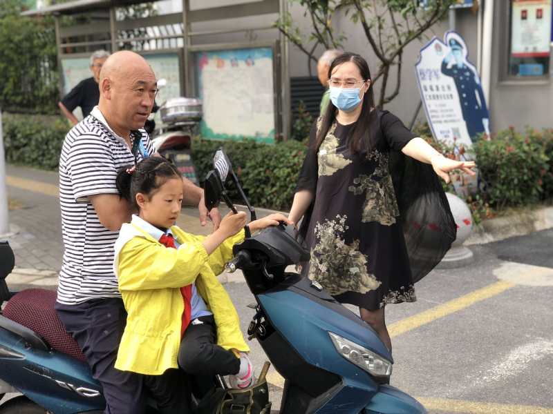 【正学丁三】合力疏导交通 齐心传播文明_html_7ea4597.jpg