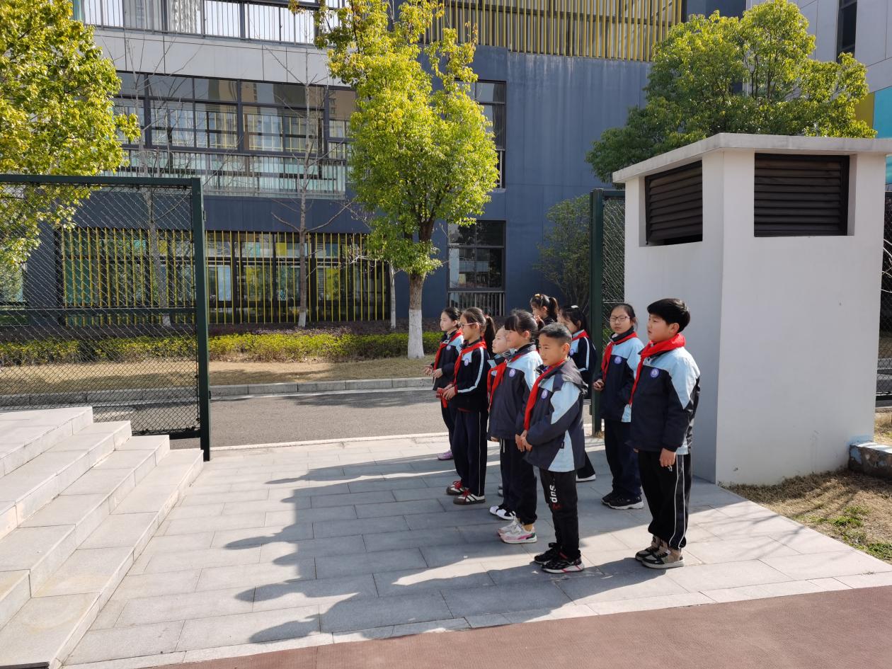【正学丁三】让身边多一分绿——丁家庄第三小学第五周植树节主题升旗仪式_html_m71ec8cbe.jpg