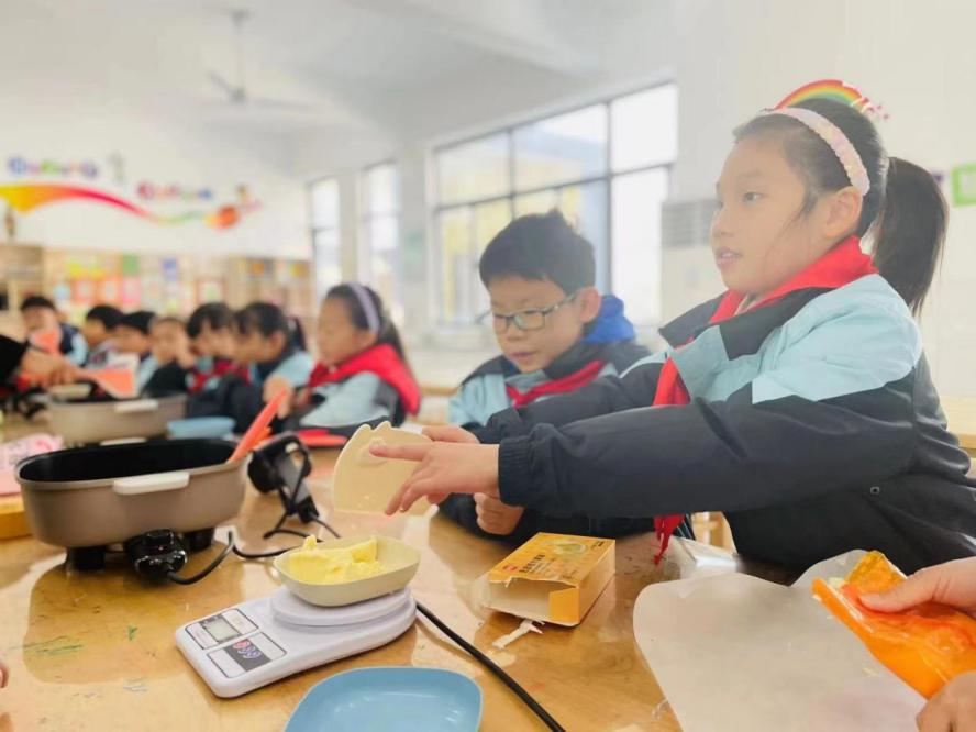 【正学丁三·德育】礼仪实践课堂之雪花酥制作活动_html_m781f9815.jpg