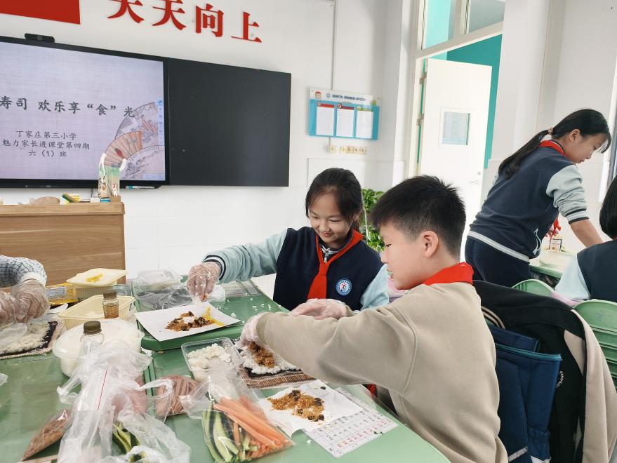 【正学丁三】巧手做寿司，欢乐享“食”光——丁家庄第三小学魅力家长进校园第四期活动_html_m7049c9fc.jpg