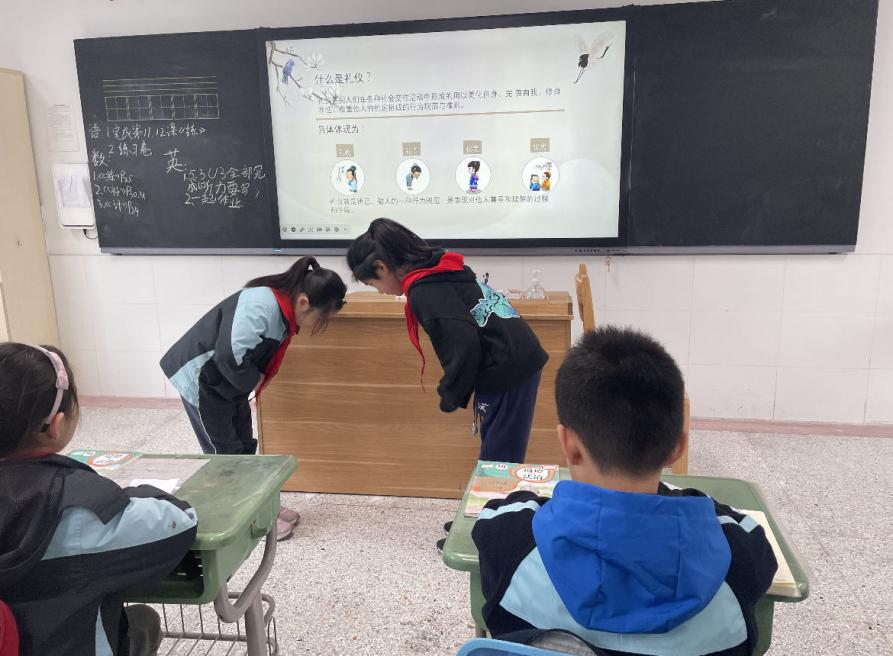 【正学丁三】不学礼无以立——南京市丁家庄第三小学礼仪主题班会1_html_m6b199072.jpg