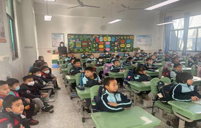 3.13迈幼三园大班参观丁三小学活动侧记_html_4f013ce9.jpg
