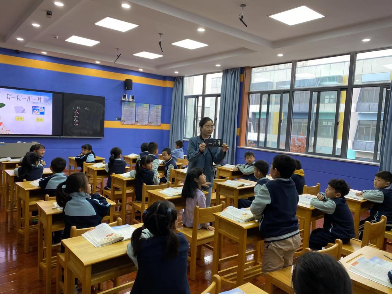 【正学丁三】学习身边榜样 激发奋进力量——南京市丁家庄第三小学榜样教师宣传活动侧记（六）docx_html_m11d66f1a.jpg