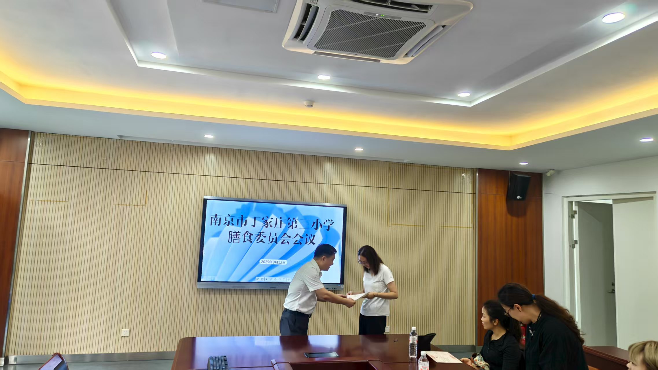 1_【正学丁三·后勤】舌尖上的安全，我们一同守护——南京市丁家庄第三小学组织召开膳委会活动侧记_html_5e59cd6a.jpg
