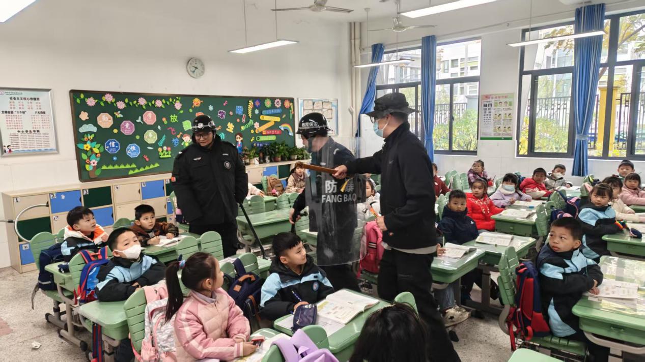 【正学丁三&middot;后勤】筑牢安全防线，共建平安校园——南京市丁家庄第三小学组织防暴演习活动侧记_html_m7ee9bbcc.jpg