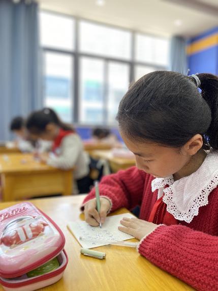 【正学丁三】翰墨盈香，炫彩童心——丁家庄第三小学“艺之独秀”嘉年华活动“书苑”中期考核活动侧记_html_3c33449d.jpg