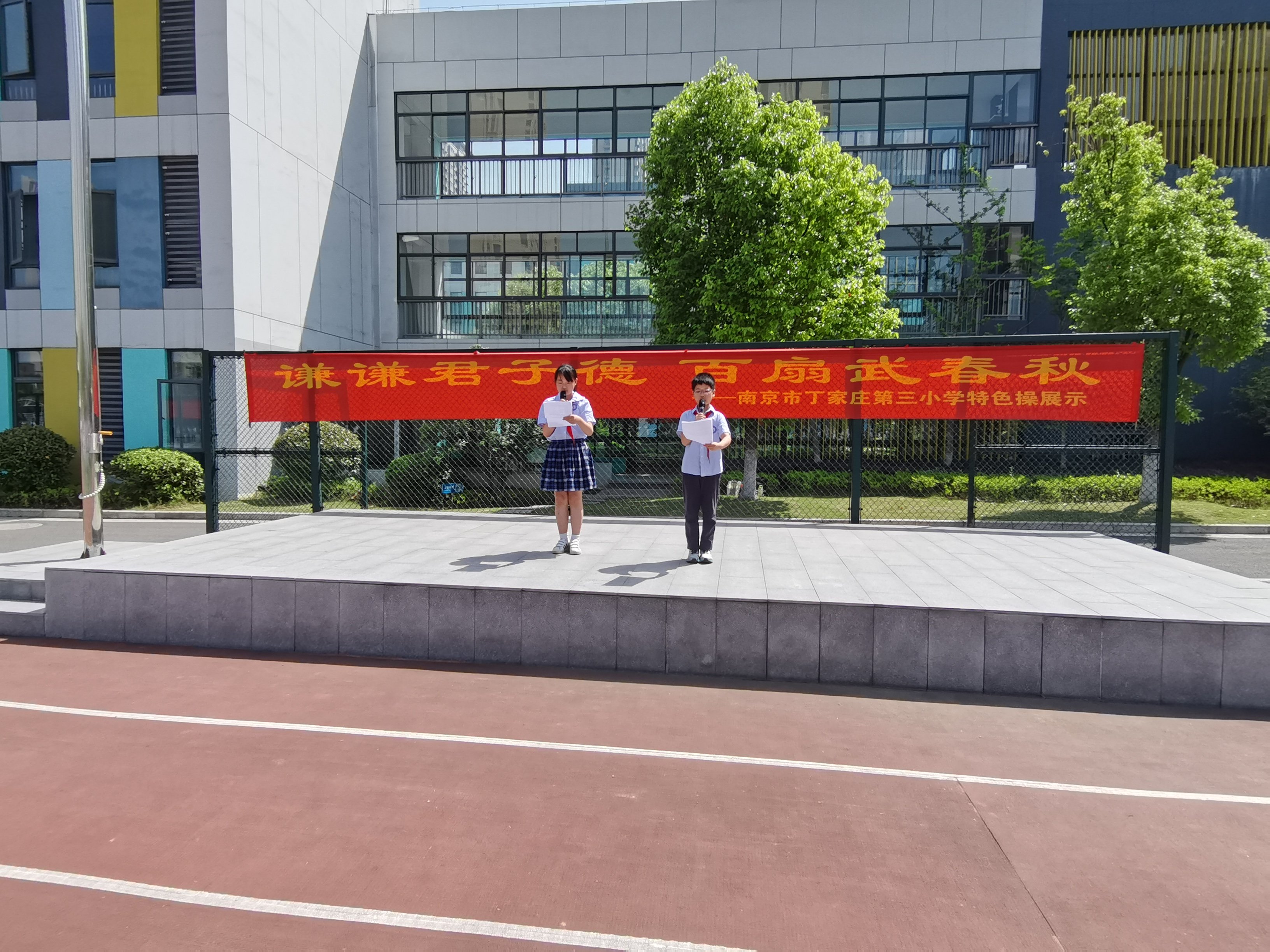 升旗仪式报道 (2)_html_4fa2ea2a.jpg