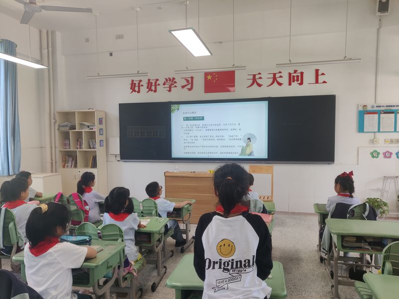坐姿礼仪报道_html_6ac00a6c.jpg
