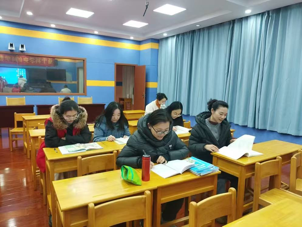 【正学丁三•教学】携手共研，全力以“复”——英语组集体备课活动报道_html_mfde0b8c.jpg