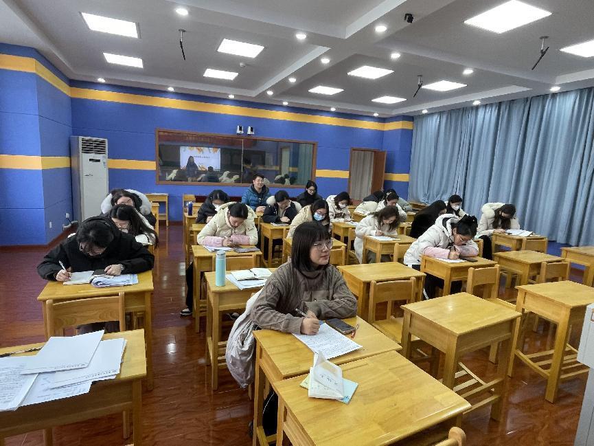 1.22期末语文质量分析会报道_html_3daf1cf3.jpg