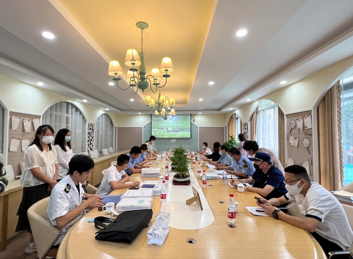 （生命迈幼.安全第一）迎联合检查 促安全防范 ——记迈幼一园迎栖霞区校园安全联合检查(1)_html_m5b7f98ab.jpg